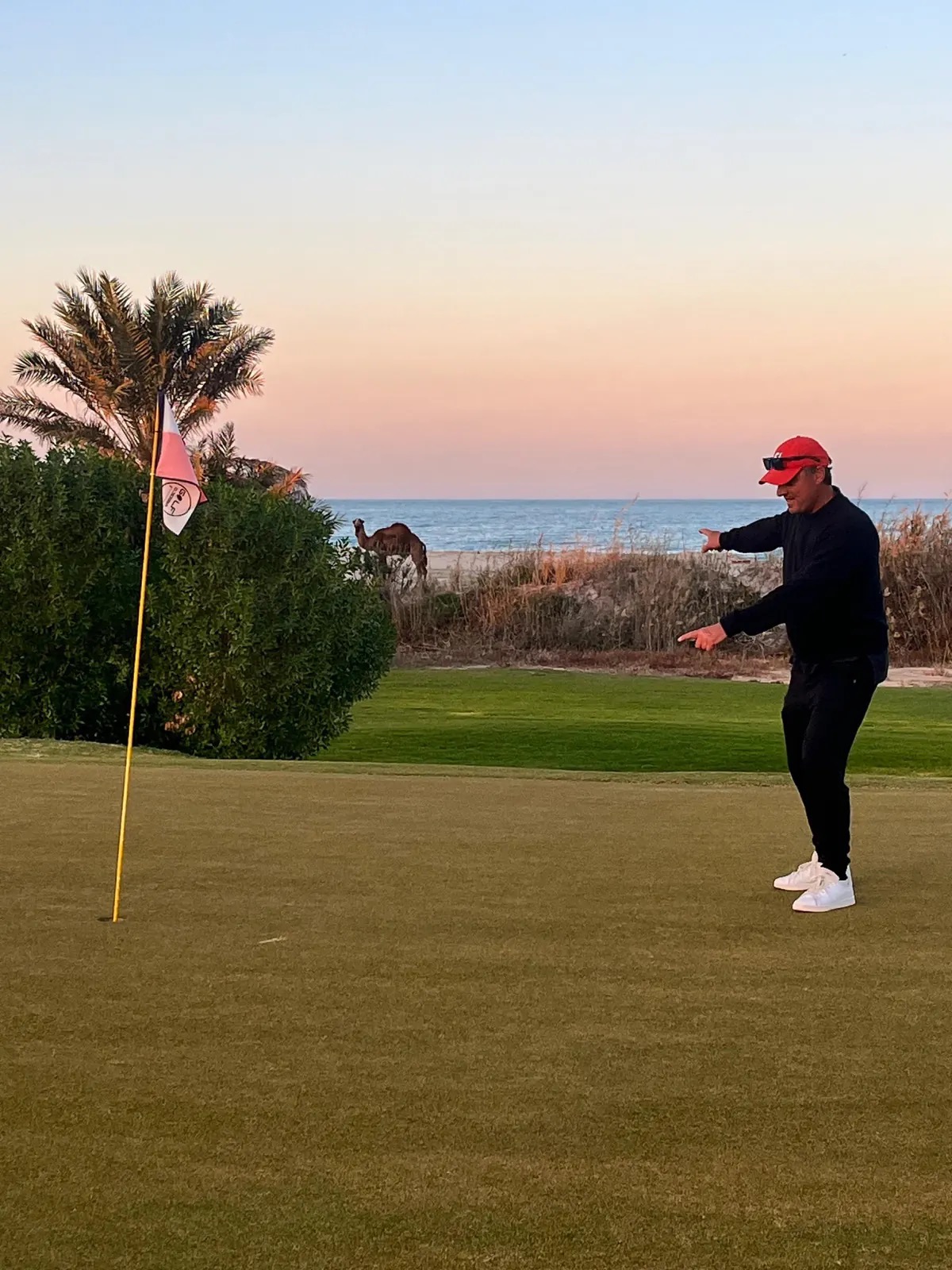 Golf en Tunisie au coucher du soleil — green face à la mer