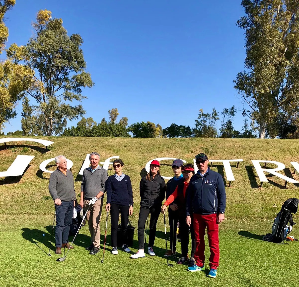 Groupe de golfeurs devant le Citrus Golf Club Hammamet