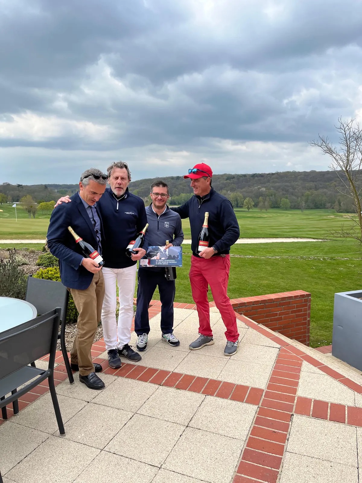 Stage golf avec hébergement — golfeurs sur la terrasse du club-house