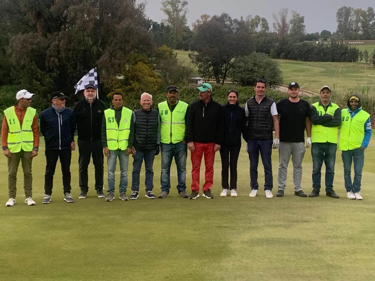 Groupe de golfeurs et caddies — séjour golf Maroc vs Tunisie