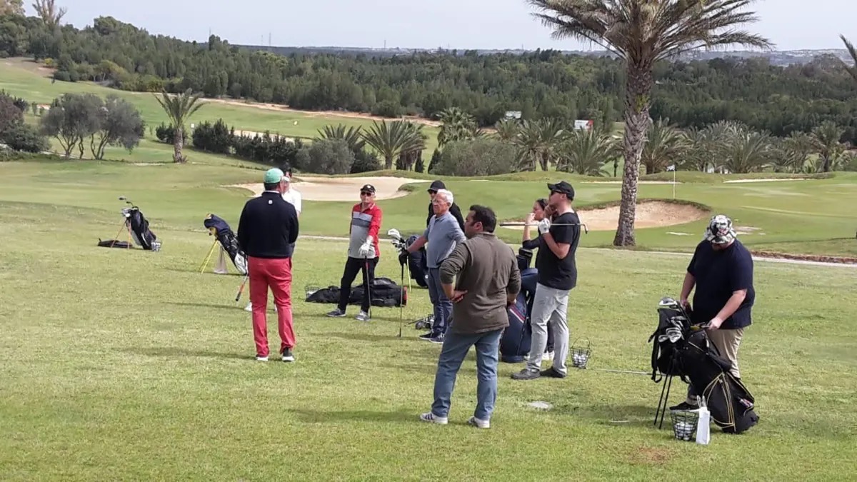 Practice de golf à Djerba — joueurs sur l'aire d'entraînement
